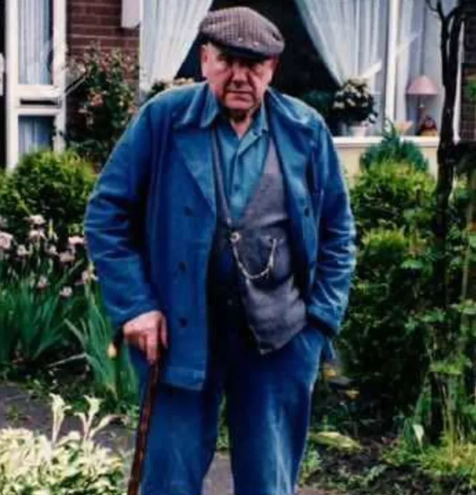 Portretfoto van de 87-jarige Reinder Lulofs ('It Ikeboerke') uit Twijzelerheide.