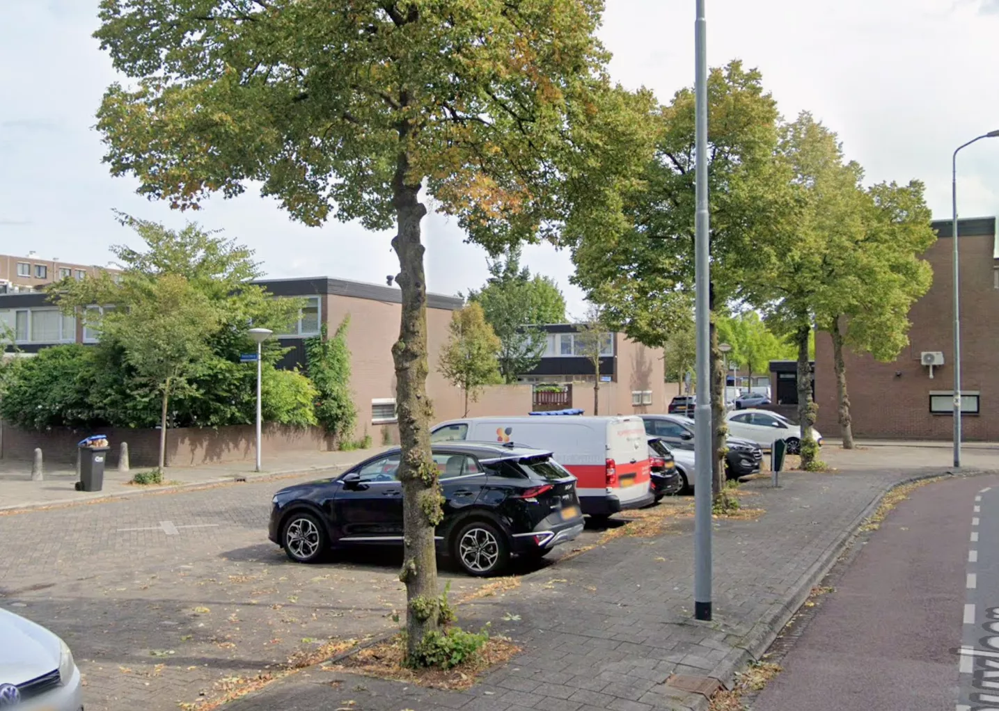 De met rood-wit politielint afgezette Remichweg in Eindhoven, de locatie waar zaterdagavond twee tieners werden neergestoken.
