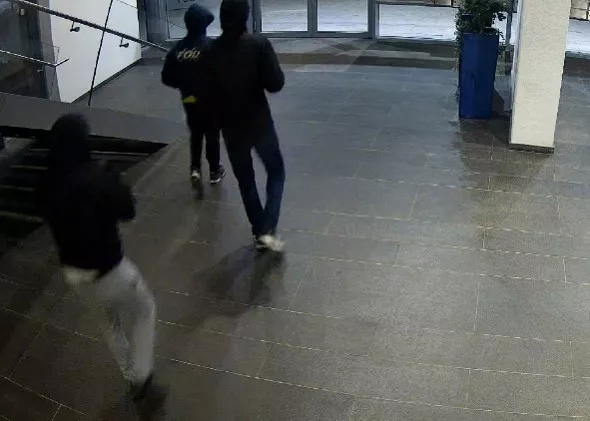 Beveiligingsbeelden van de drie daders die met felblauwe vuilniszakken de woning aan de Prinsenlaan in Rotterdam verlaten na een brute overval.