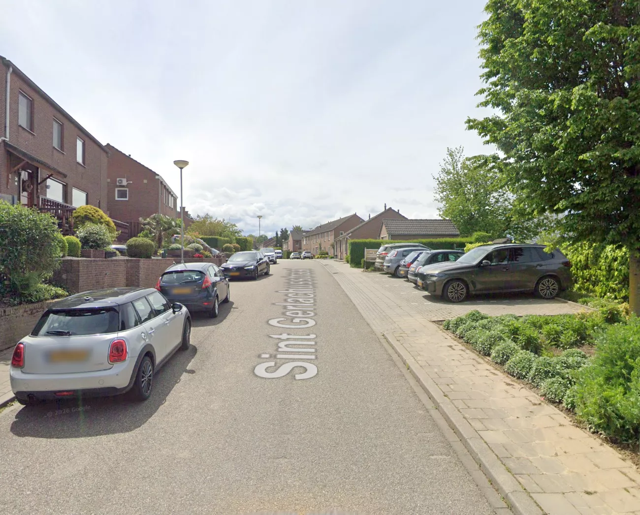 Politieafzetting en linten in de Sint Gerlachusstraat in Banholt na een beschieting.