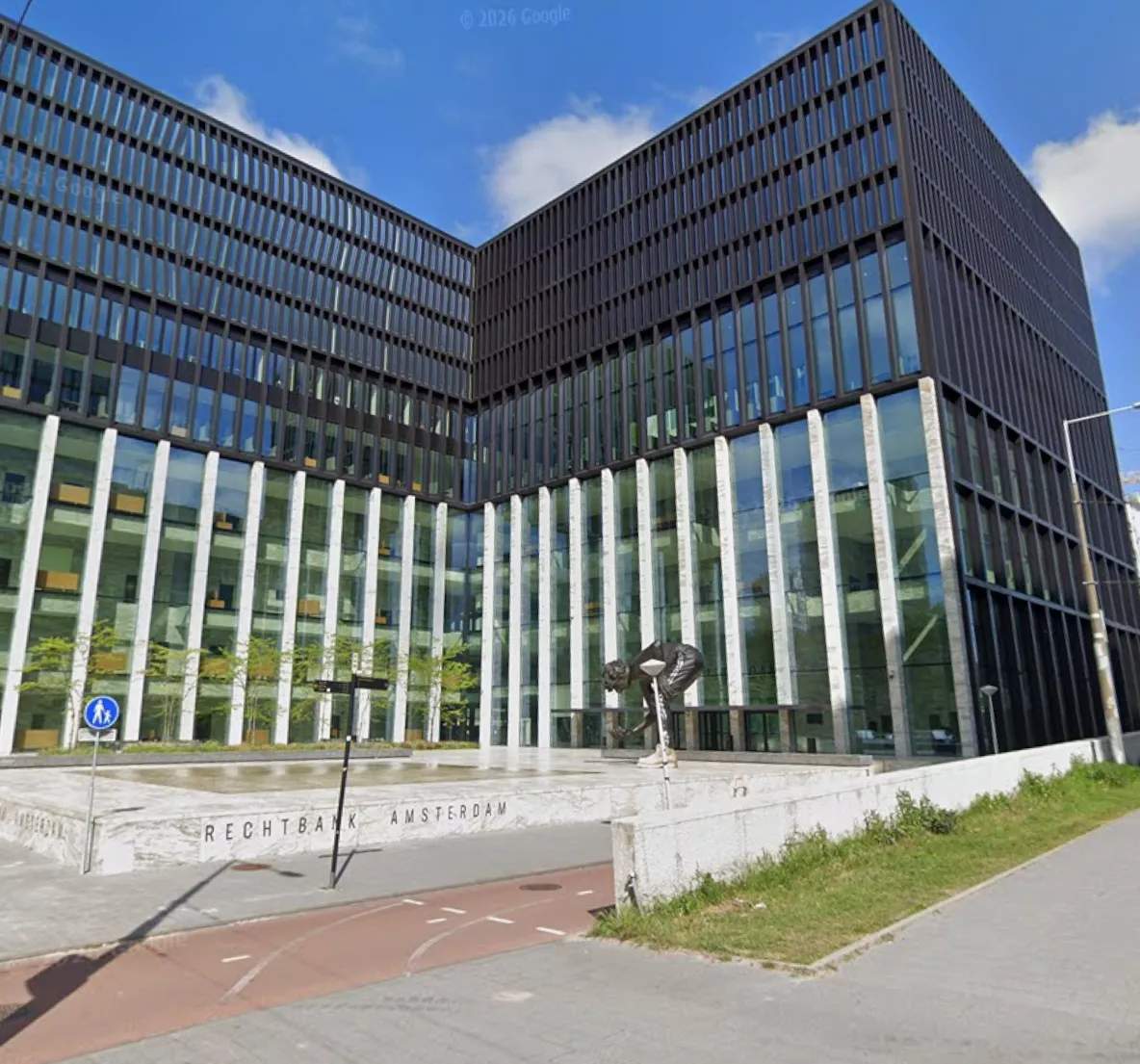 Het gebouw van de Rechtbank Amsterdam aan de Parnassusweg, waar de vader is veroordeeld.