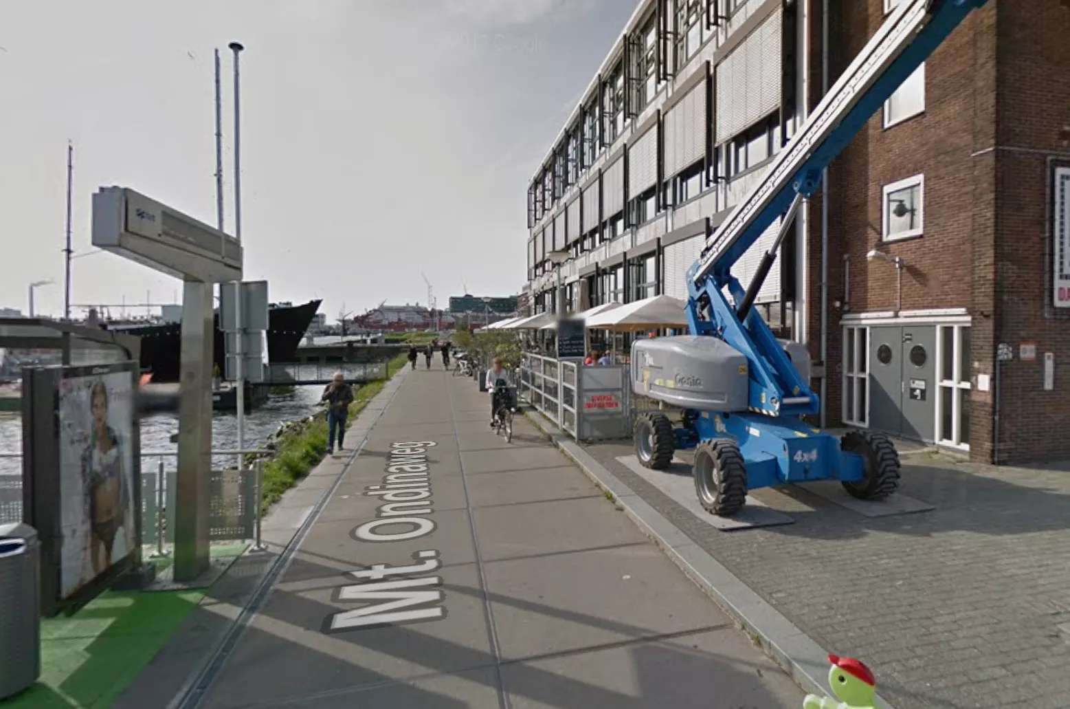 Het bewuste terras aan de NDSM-kade, dat een dag na de fatale schietpartij weer is geopend voor het publiek.