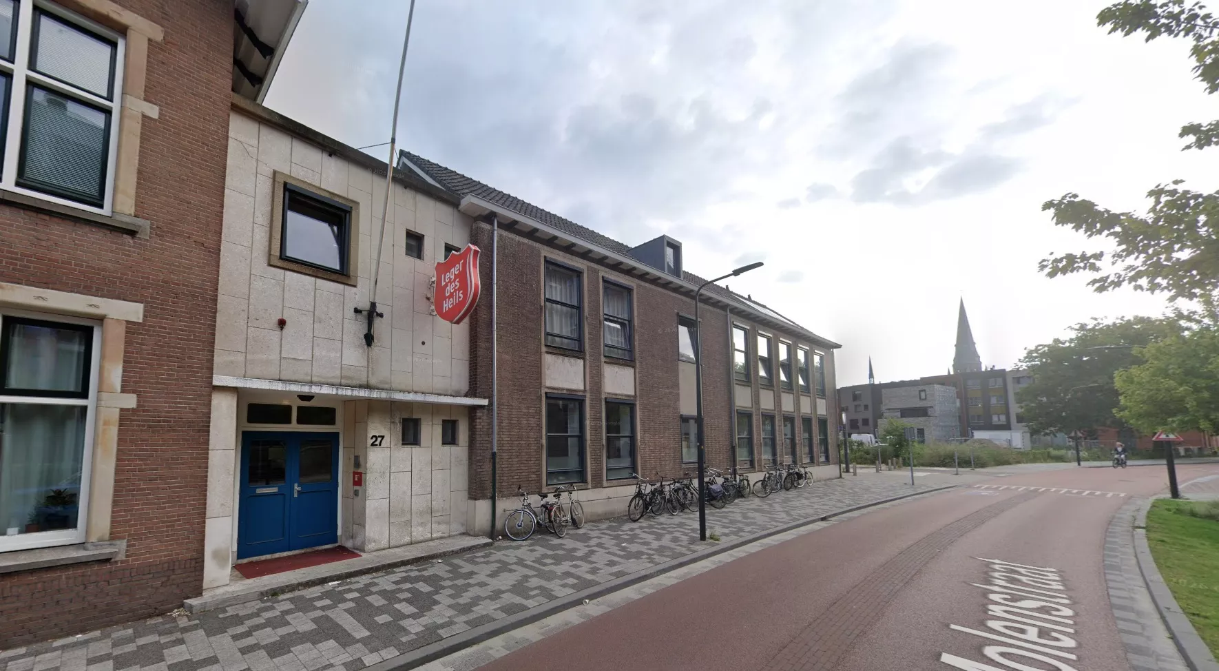 Het pand van het Leger des Heils aan de Molenstraat in Enschede na een steekpartij tussen bewoners.