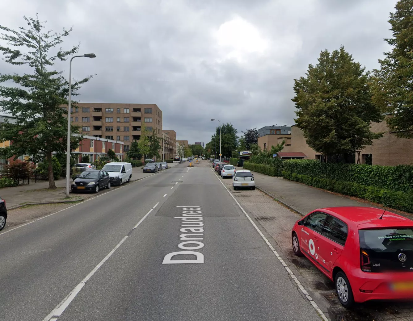 Rood-wit politielint spant de straat af op de Donaudreef in Utrecht-Overvecht ter illustratie van het schietincident.