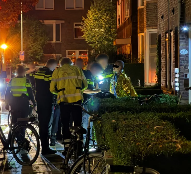 Exclusieve foto: De geblurde verdachte 'Brian' wordt na de gewelddadige steekpartij in Groningen afgevoerd door de politie, gewikkeld in een goudkleurige isolatiedeken.
