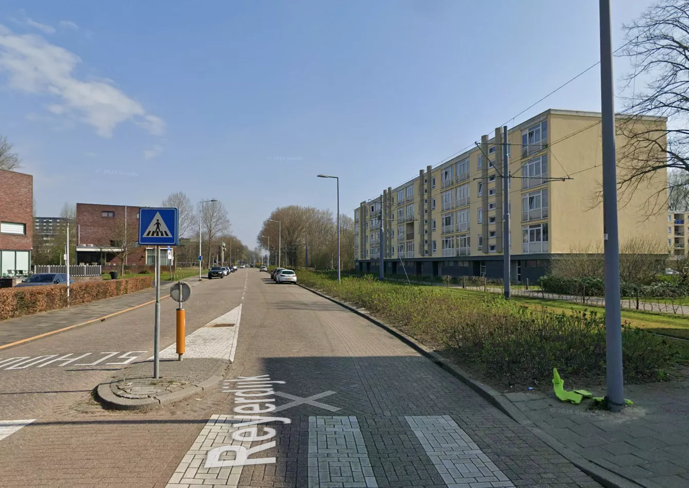 Het straatbeeld van de Reyerdijk in de richting van de Bredenoord, de route waarlangs de drie verdachten na de steekpartij zijn gevlucht.