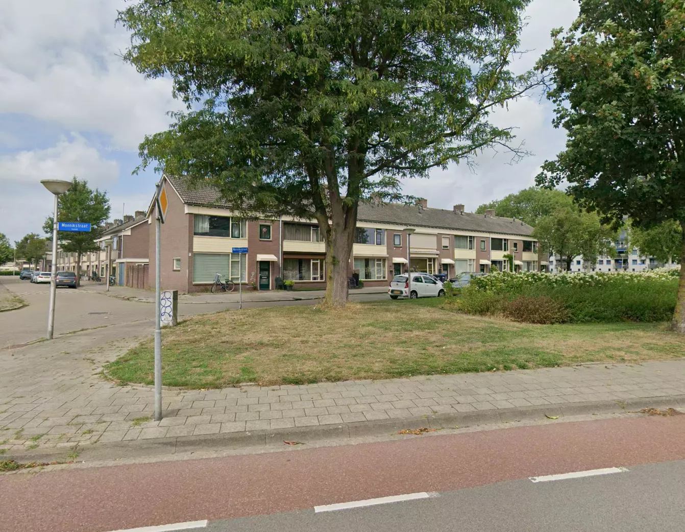 Met linten afgezette straat aan de Keizersmantelstraat na de vondst van een gewonde man met een snijwond.