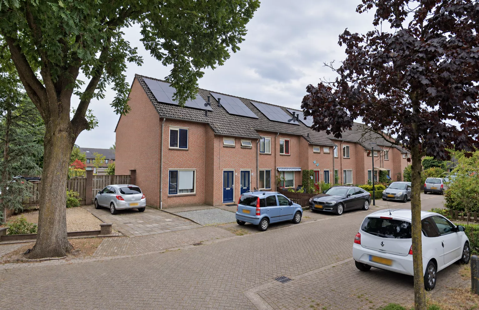 Politie-afzetlinten en forensische voertuigen in de straat De Els in Beek en Donk.