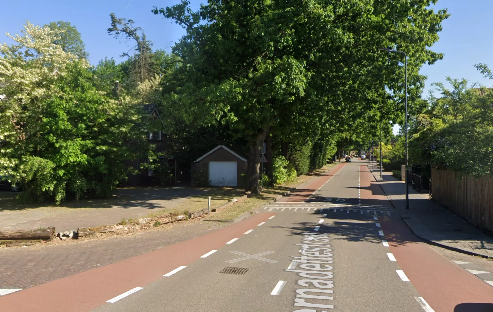 Een sfeerbeeld van de donkere Bernadettestraat in Rosmalen, waar de rustige zondagavond abrupt werd verstoord door de felle zwaailichten van de politie.