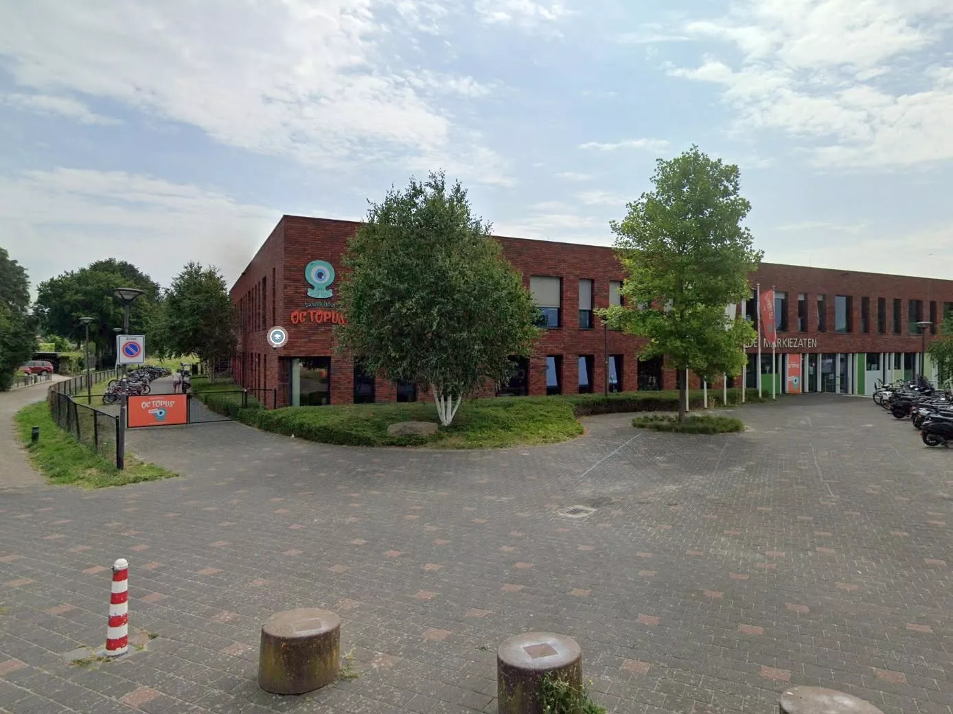 Het schoolplein of de omgeving van basisschool Octopus in Bergen op Zoom, de locatie waar ouders en kinderen getuige waren van de gruwelijke steekpartij.