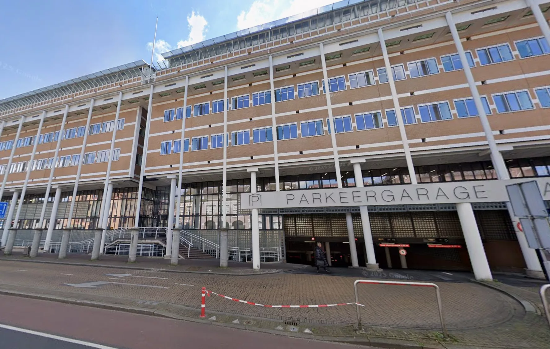 Het stadhuis van Apeldoorn waar burgemeester en politie in gesprek gaan over een vermeende zedenzaak rond een 14-jarig meisje.