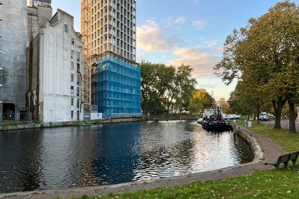 Het water van de Zijlsingel ter hoogte van de Zijlpoort in Leiden.
