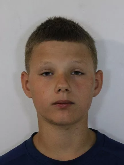 Officiële opsporingsfoto van de 13-jarige vermiste Djayden met blauwe ogen en tenger postuur.