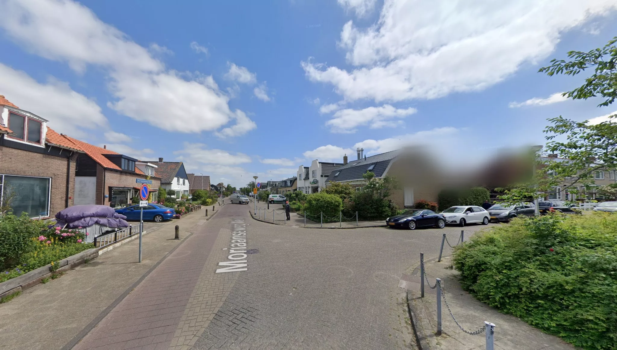 De Moriaanseweg West in Hellevoetsluis nadat er een gewonde is aangetroffen na een mogelijke steekpartij.