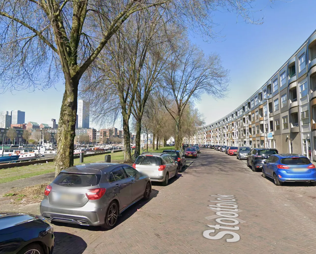 De verder verlaten straatstenen aan het Stootblok in het donker, kort nadat het slachtoffer van de steekpartij met spoed naar het ziekenhuis is overgebracht.