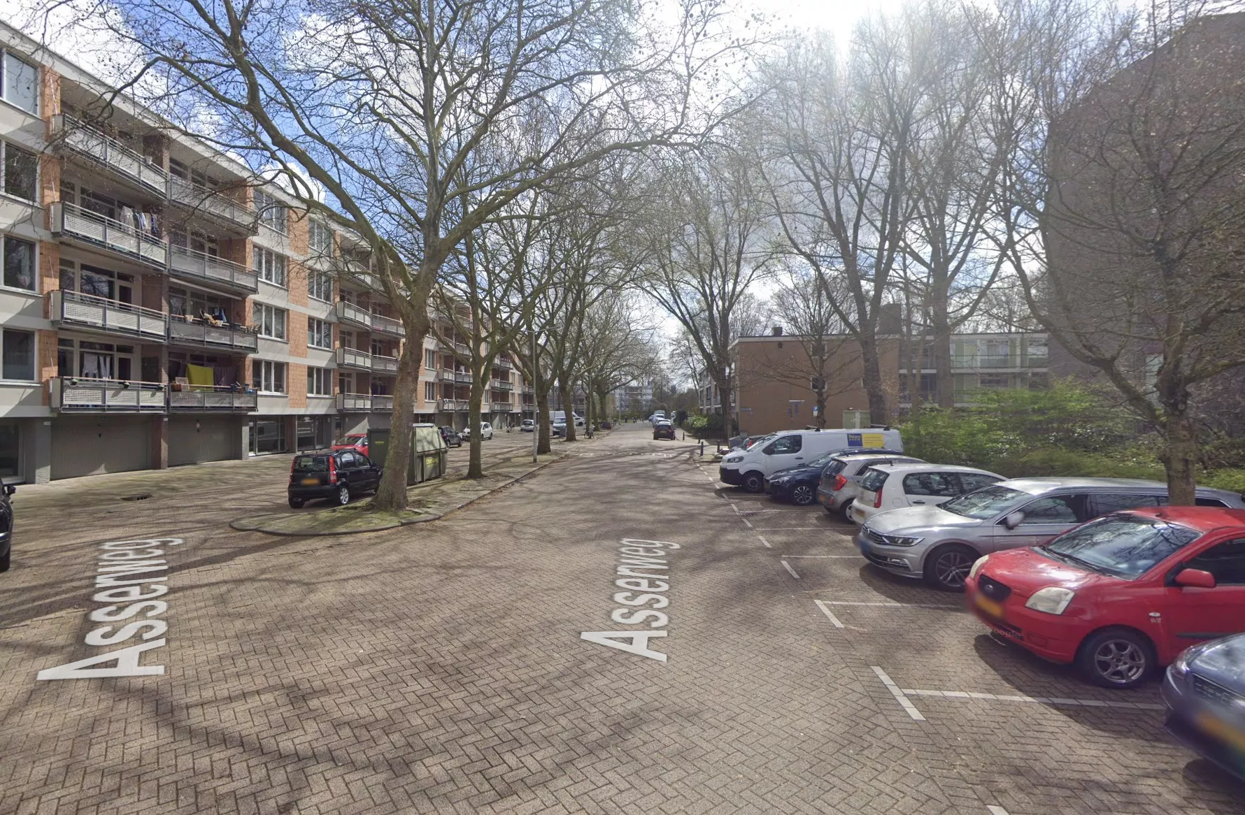 Hillegersberg-Schiebroek in Rotterdam na een steekpartij aan de Asserweg, waarbij zondagavond één persoon gewond raakte.
