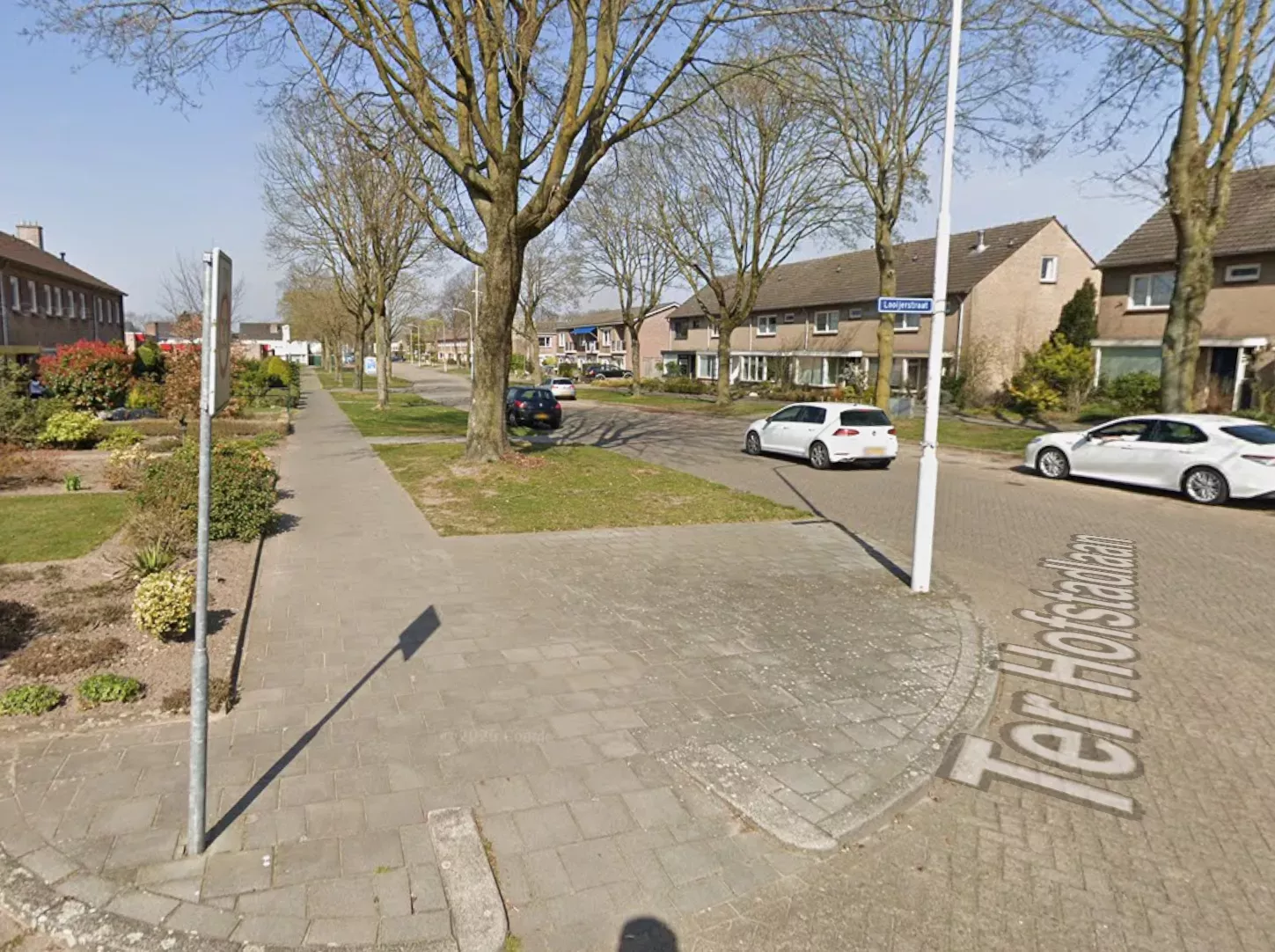 De woonwijk na een schietincident waarbij de politie waarschuwingsschoten loste.