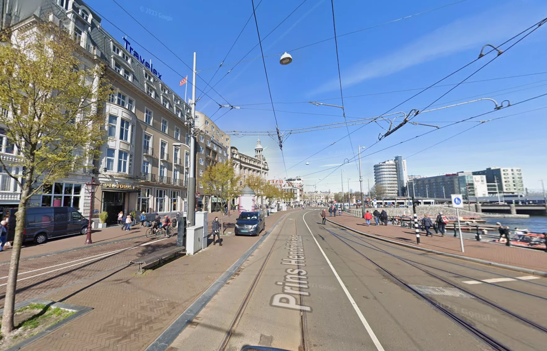 Het Victoria Hotel aan de Prins Hendrikkade in Amsterdam waar twee mannen van 27 jaar zwaar werden mishandeld.