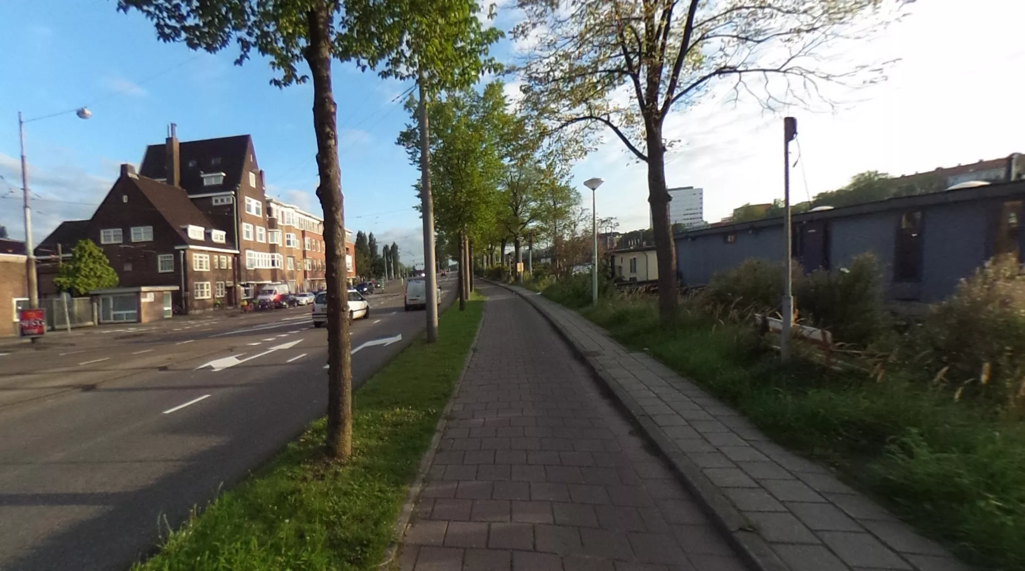 De Amsterdamse Rivierenbuurt, de wijk waar een zwaarbewapend arrestatieteam (DSI) een inval deed in de woning van de 24-jarige ShinyHunters-hacker Pepijn van der S.