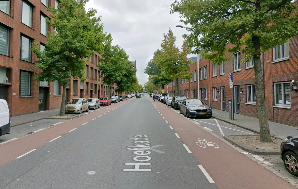 Straatbeeld van de Hoefkade in de Haagse Schilderswijk met een afzetting van de politie.
