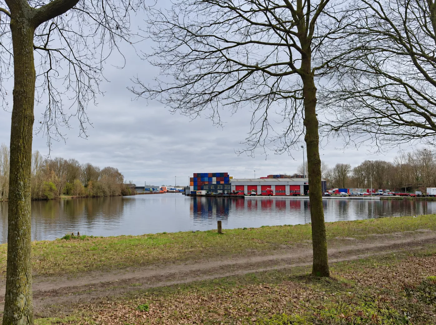 Hulpdiensten en politieauto's langs de Geminiweg bij het kanaal op industrieterrein Loven in Tilburg.
