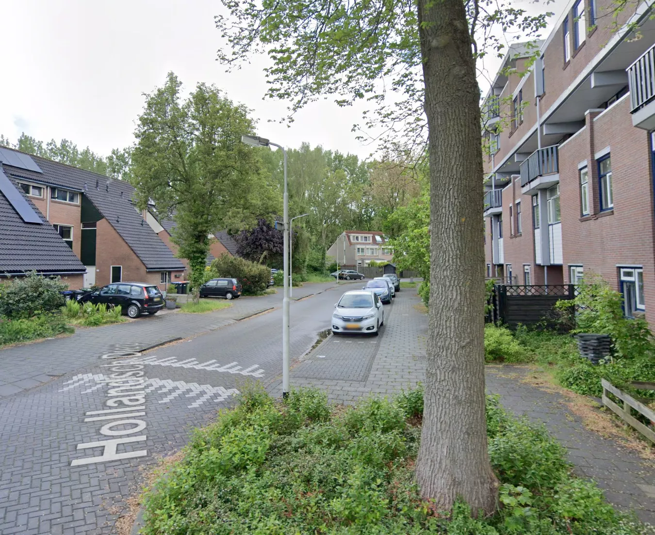 De straat Hollandsch Diep in Zaandam waar op klaarlichte dag een liquidatiepoging plaatsvond.