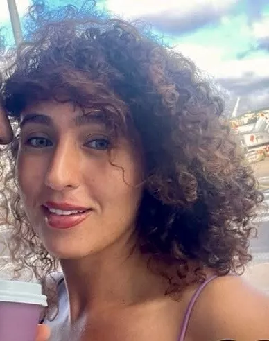 Opsporingsfoto van de vermiste 29-jarige Hajar met zwart krullend haar.