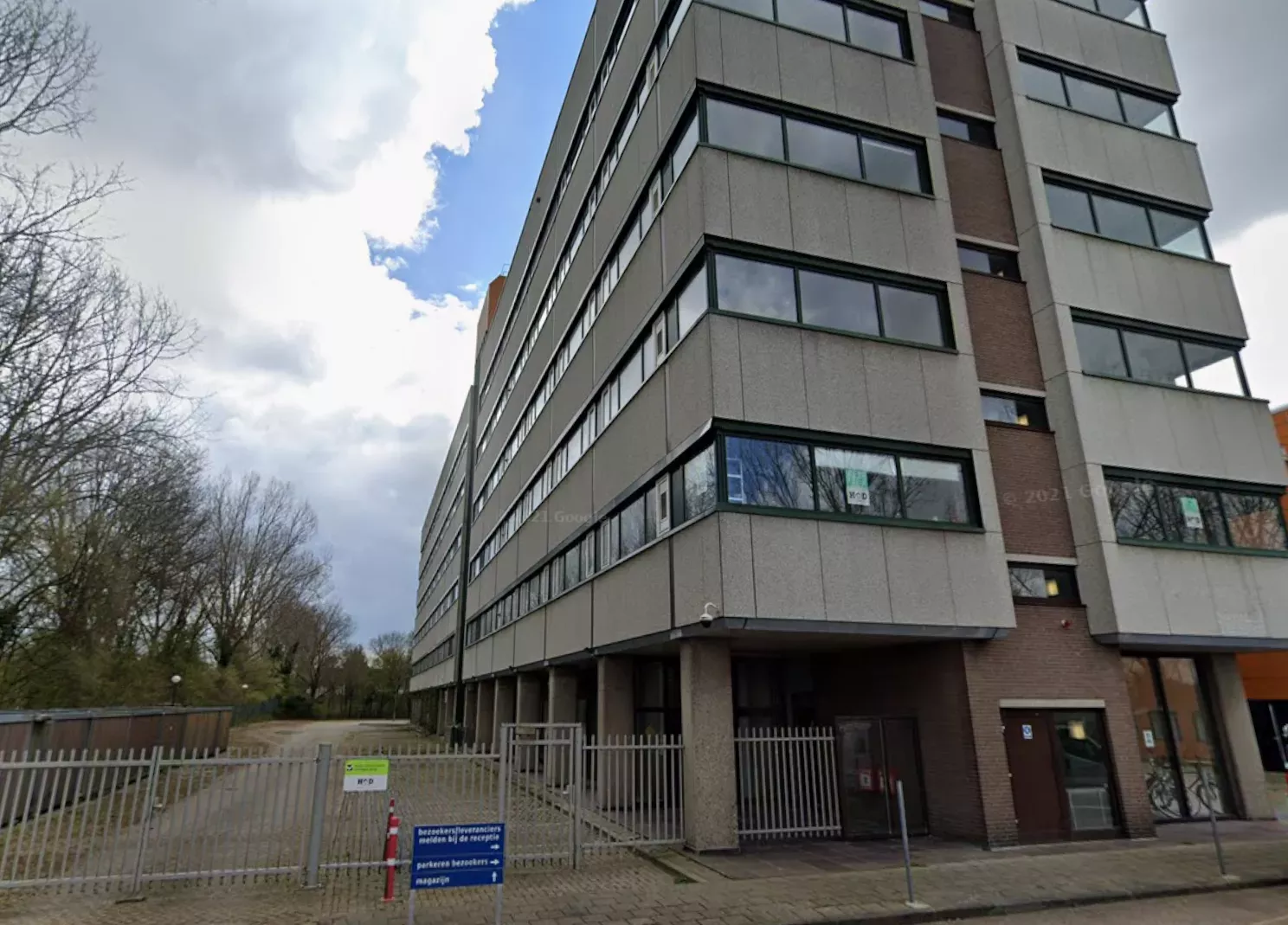 Ingang van COA-opvanglocatie Plan Robijn aan de Robonsbosweg in Alkmaar na een dodelijke steekpartij.