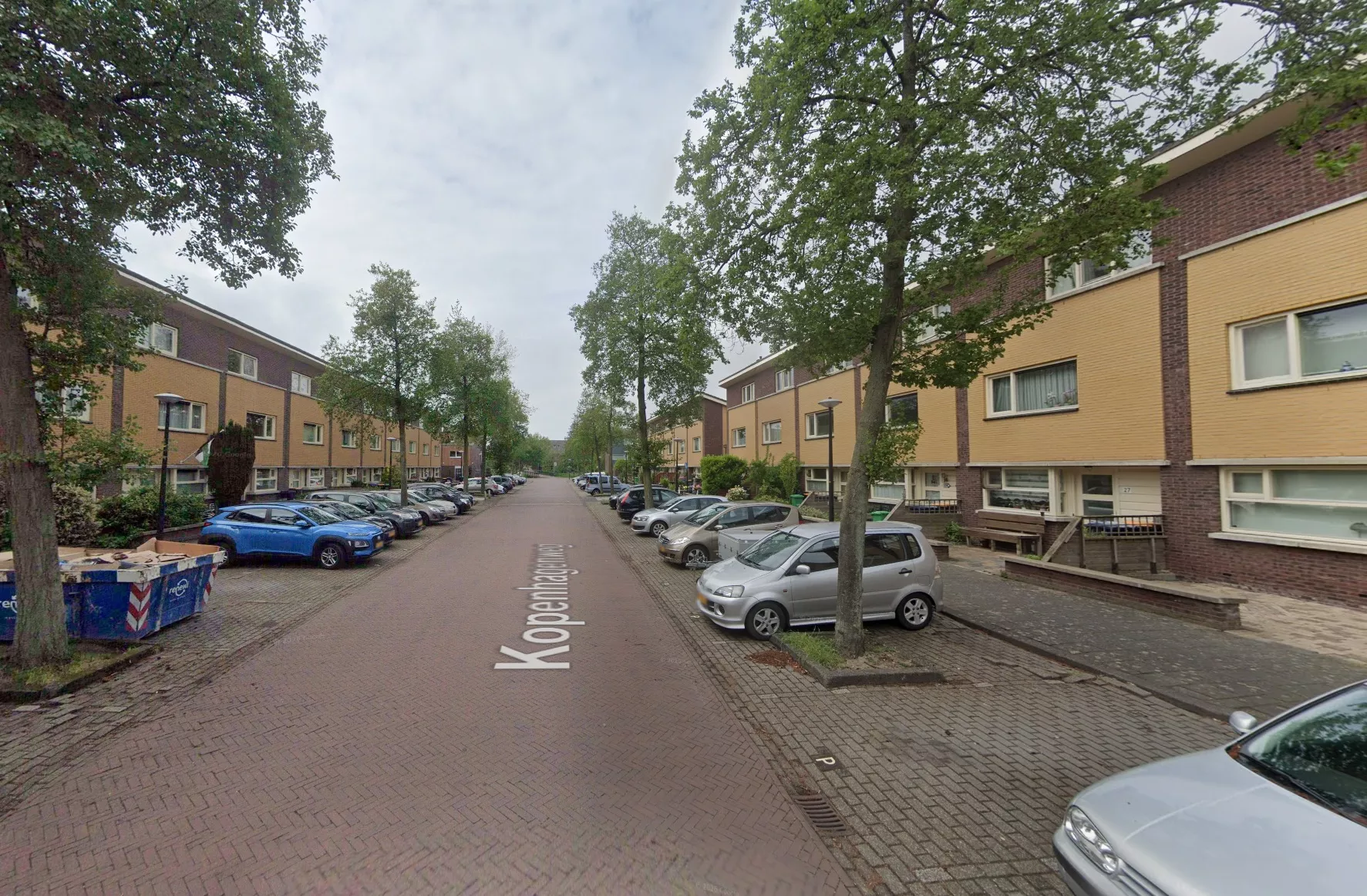 De Kopenhagenweg in Den Haag na een nachtelijke beschieting.