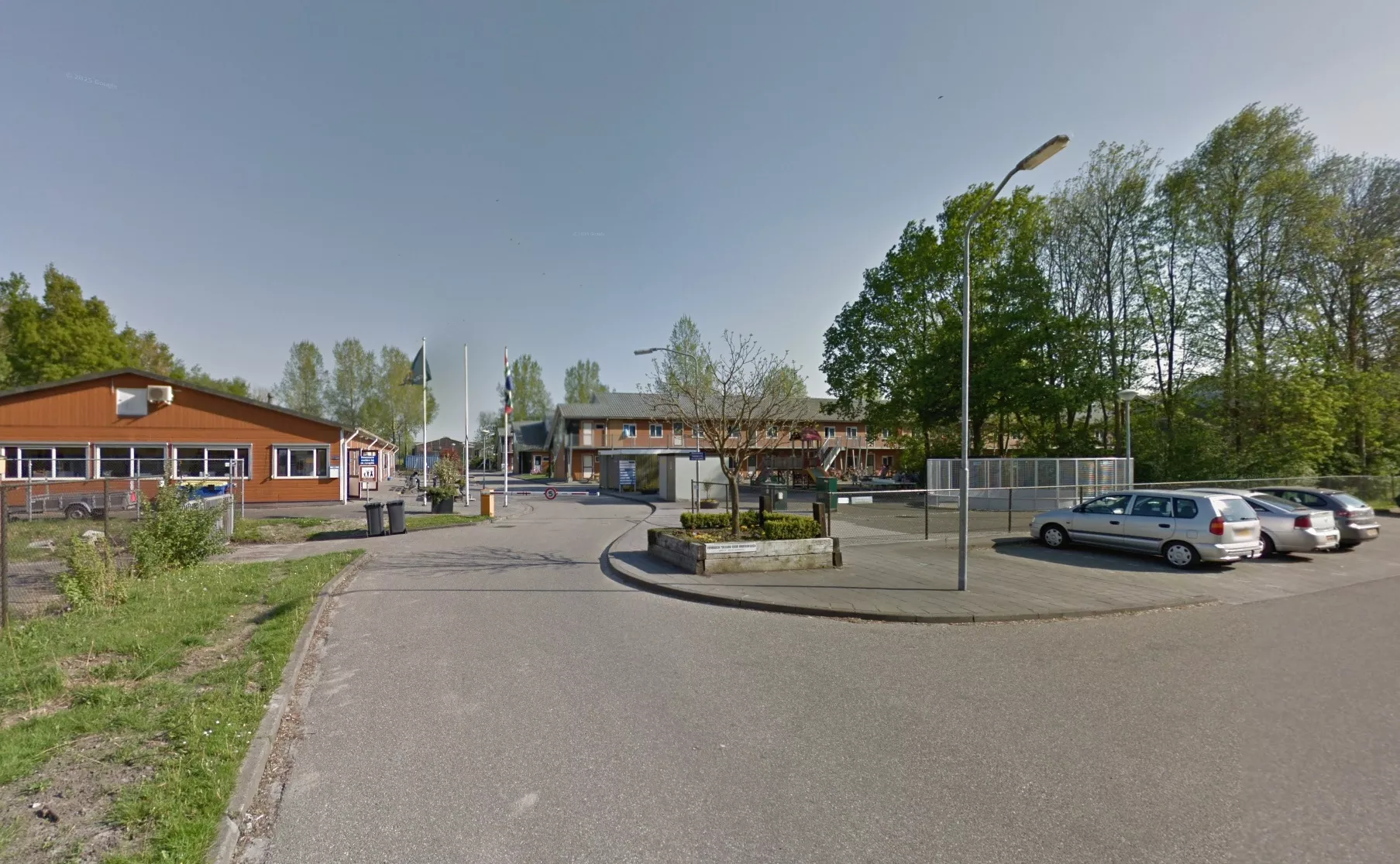 Het AZC-terrein aan de Zwet in Delfzijl nadat een persoon ernstig gewond raakte bij een steekpartij.