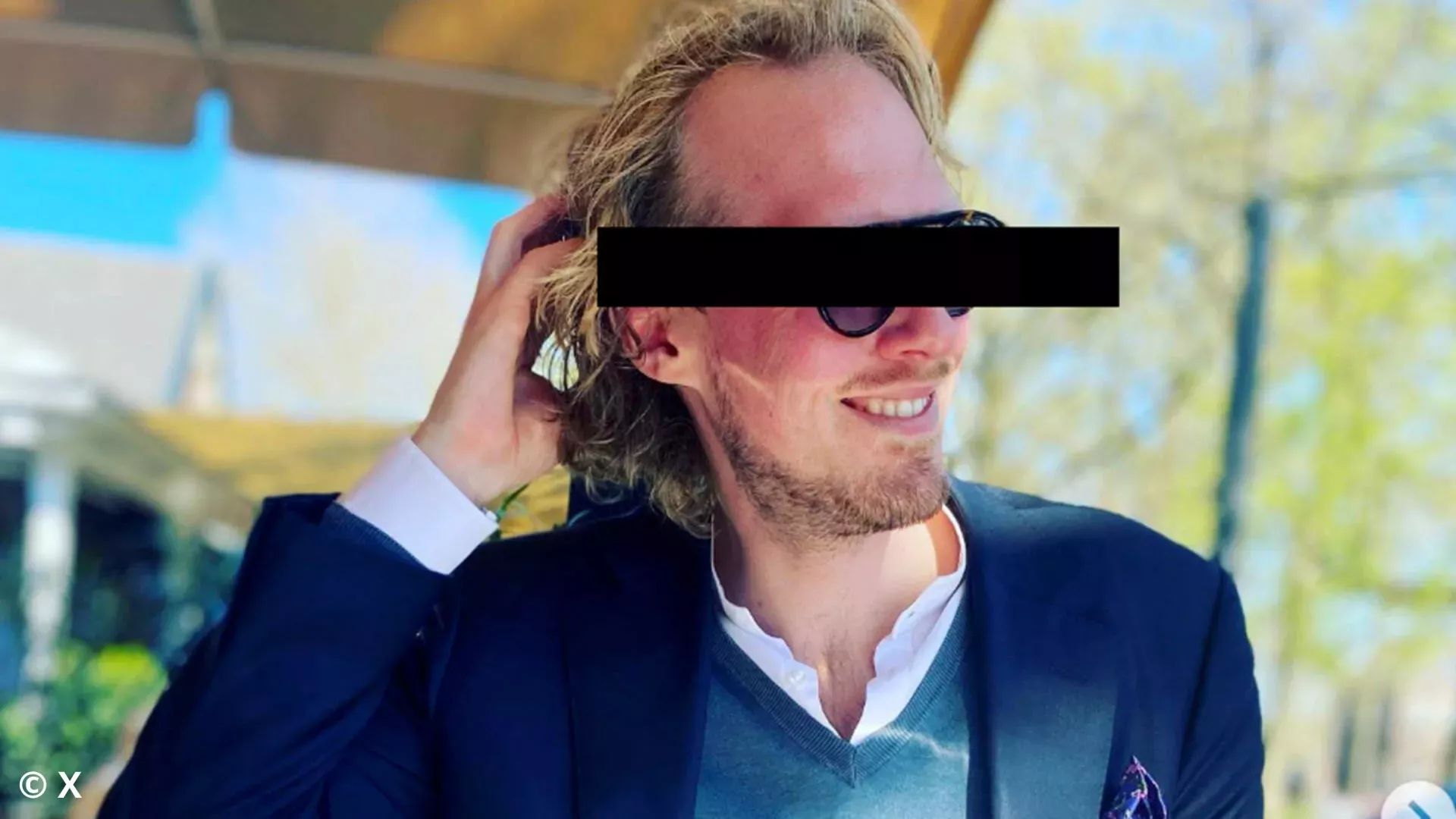 Een onherkenbaar gemaakte foto van de 39-jarige verdachte Clen V., voorzien van een zwart balkje over zijn ogen in verband met zijn privacy.