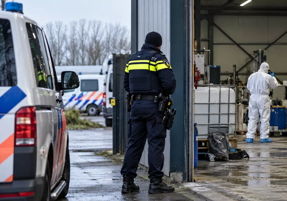 Een politie-eenheid en forensische opsporing bij een illegaal drugslab (ter illustratie)