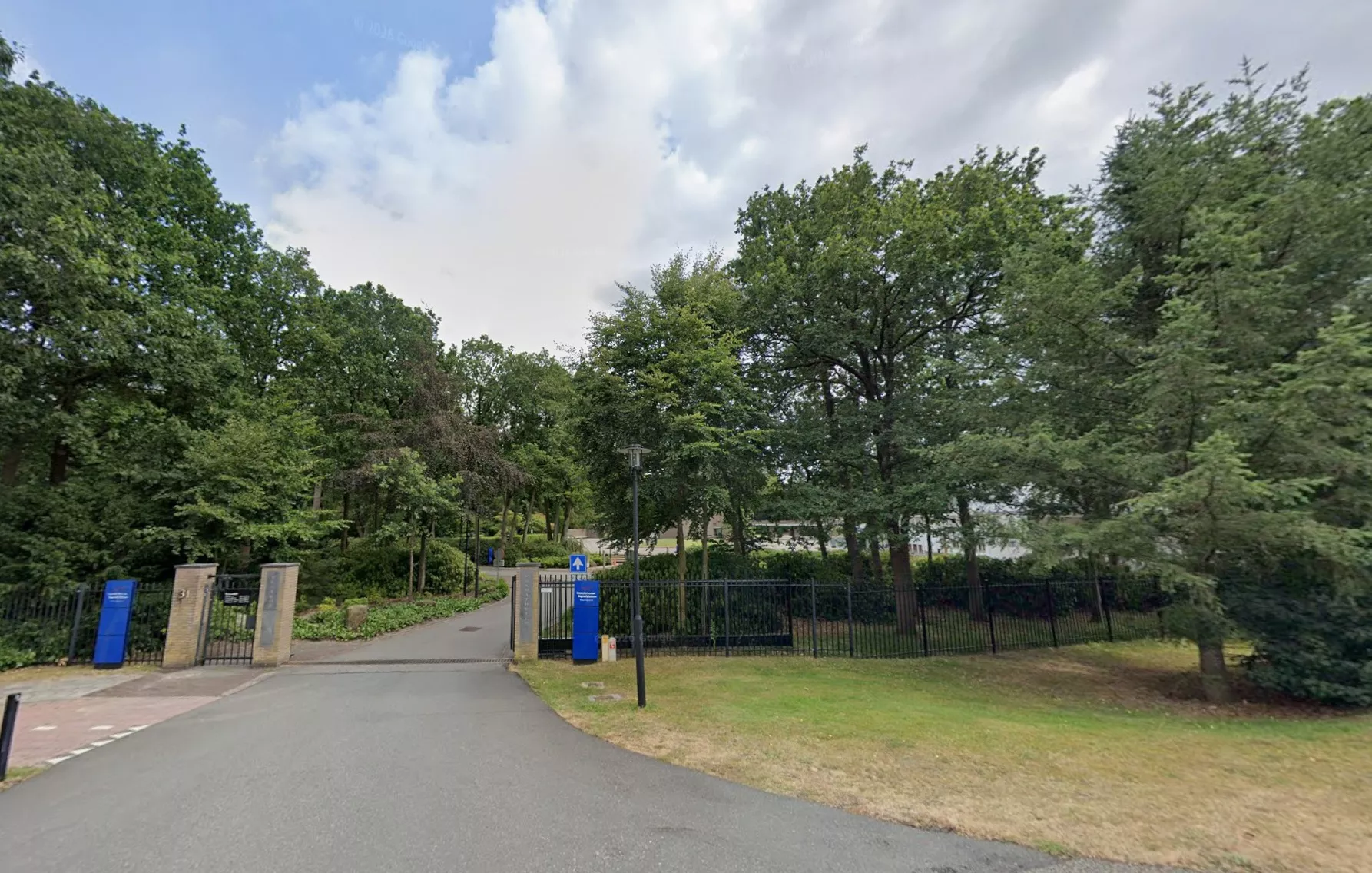 Ingang van Begraafplaats Rusthof bij Amersfoort waar paranormaal onderzoek werd gedaan op kindergraven.
