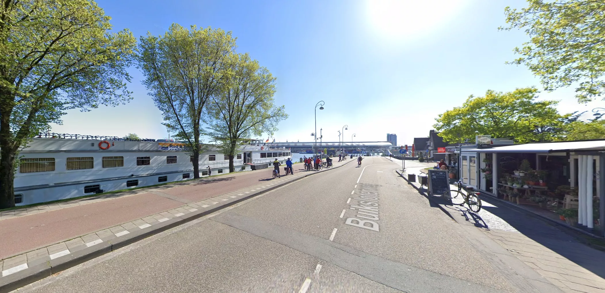 De Buiksloterweg in Amsterdam, waar een vrouw zwaar werd mishandeld.