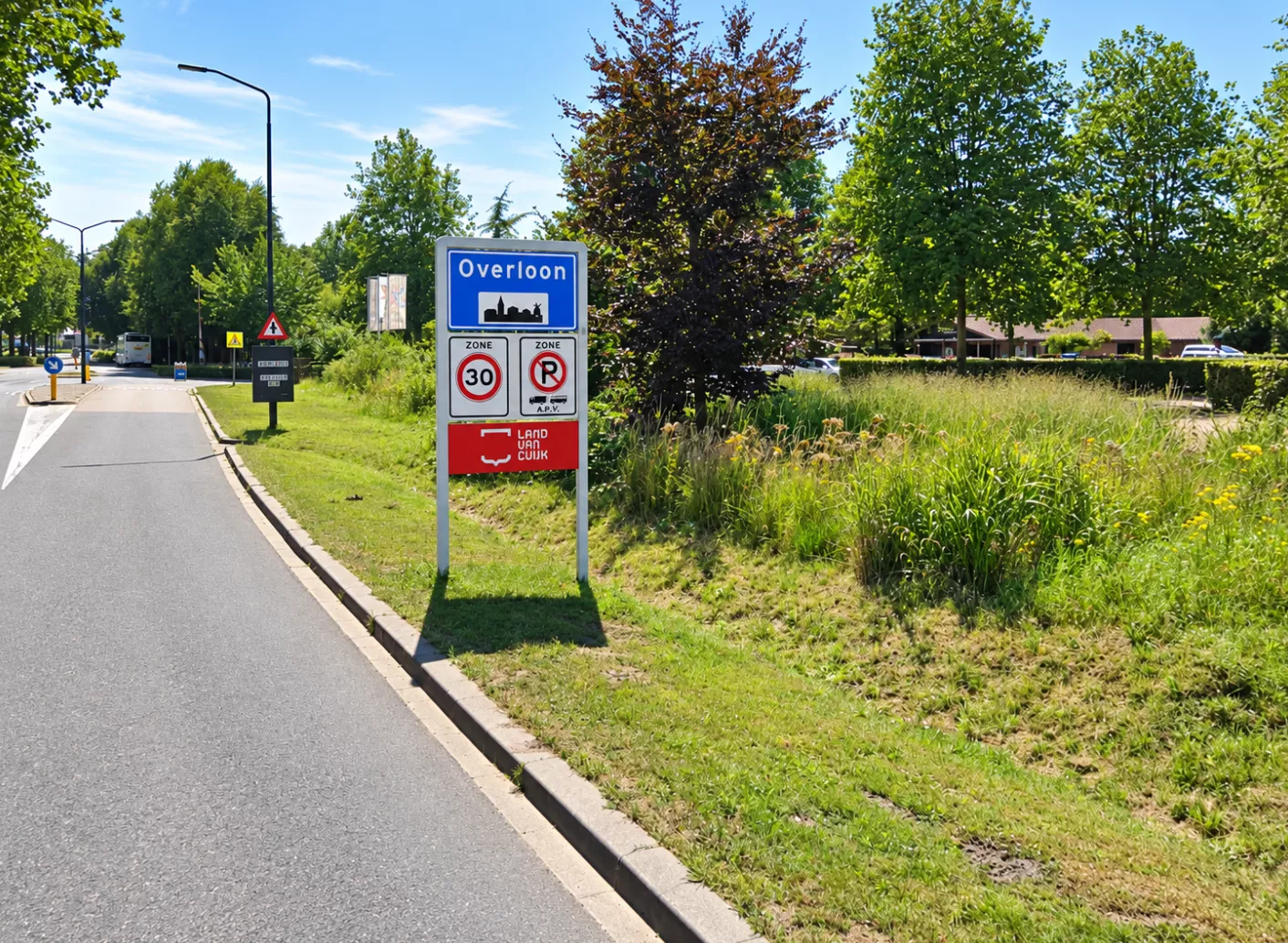 Blauw plaatsnaambord van Overloon bij de bebouwde kom.