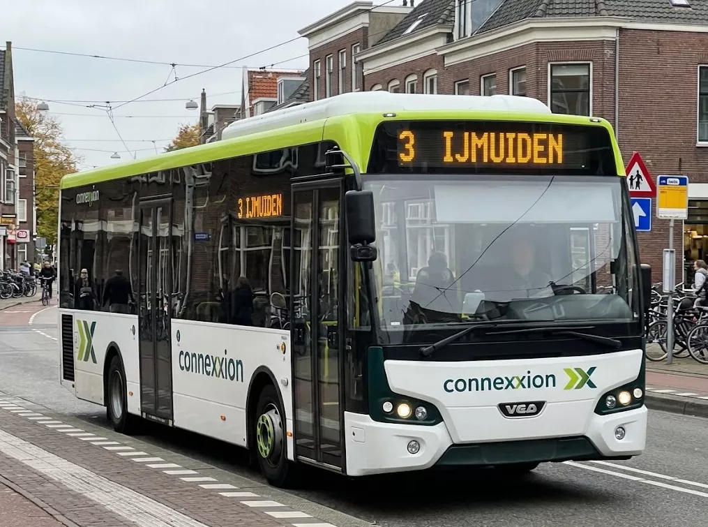 Een bus van Connexxion op de Gedempte Oude Gracht in Haarlem waar de verdachte van de aanranding uitstapte.