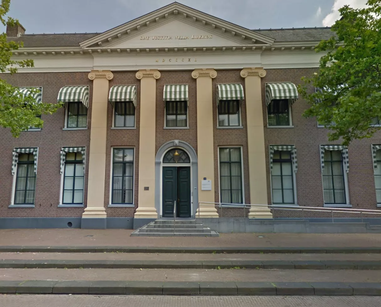 Het gerechtsgebouw (Rechtbank Noord-Nederland) in Assen, waar de man uit Emmen werd veroordeeld.