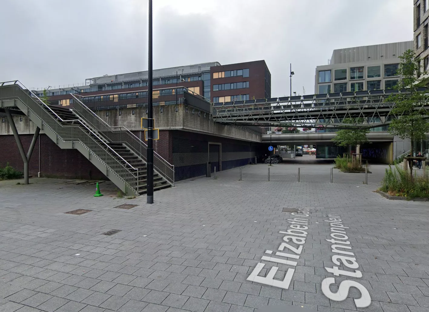 Zwaailichten van hulpdiensten en politieauto's bij de ingang van een appartementencomplex aan het Elizabeth Cady Stantonplein in Amsterdam.