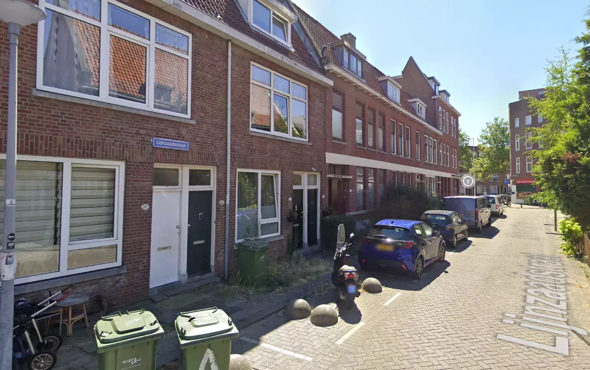 De buitenkant van de woning aan de Lijnzaadstraat in Rotterdam na de verwoestende brand in mei.