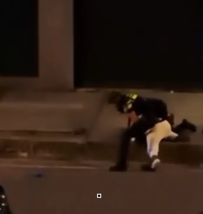 Een still uit een social media video waarop te zien is hoe agenten een man op de Vaarnerkamp in Rotterdam tegen de grond werken.