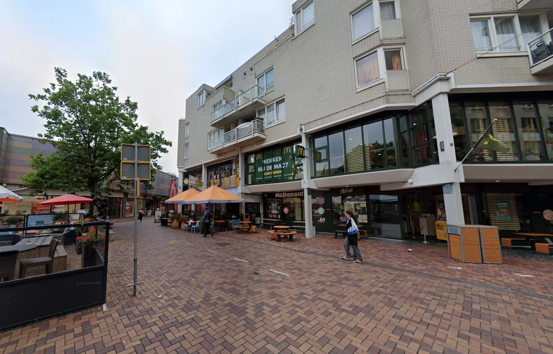Het Bijlmerplein in Amsterdam-Zuidoost na een ernstig steekincident.