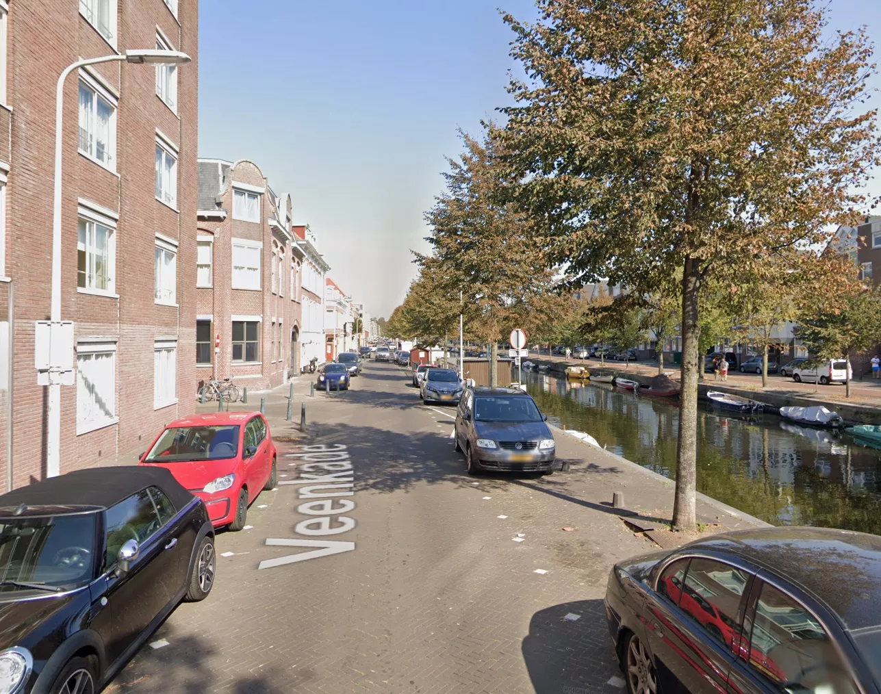 Ambulance en hulpdiensten ter plaatse bij het zwaargewonde slachtoffer op de Veenkade.