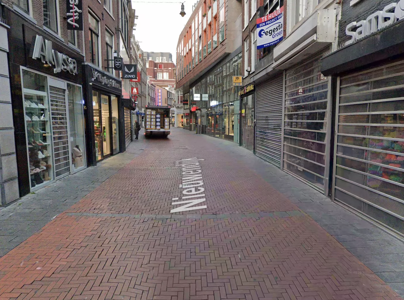Straatbeeld van de winkelstraat Nieuwendijk in het centrum van Amsterdam.