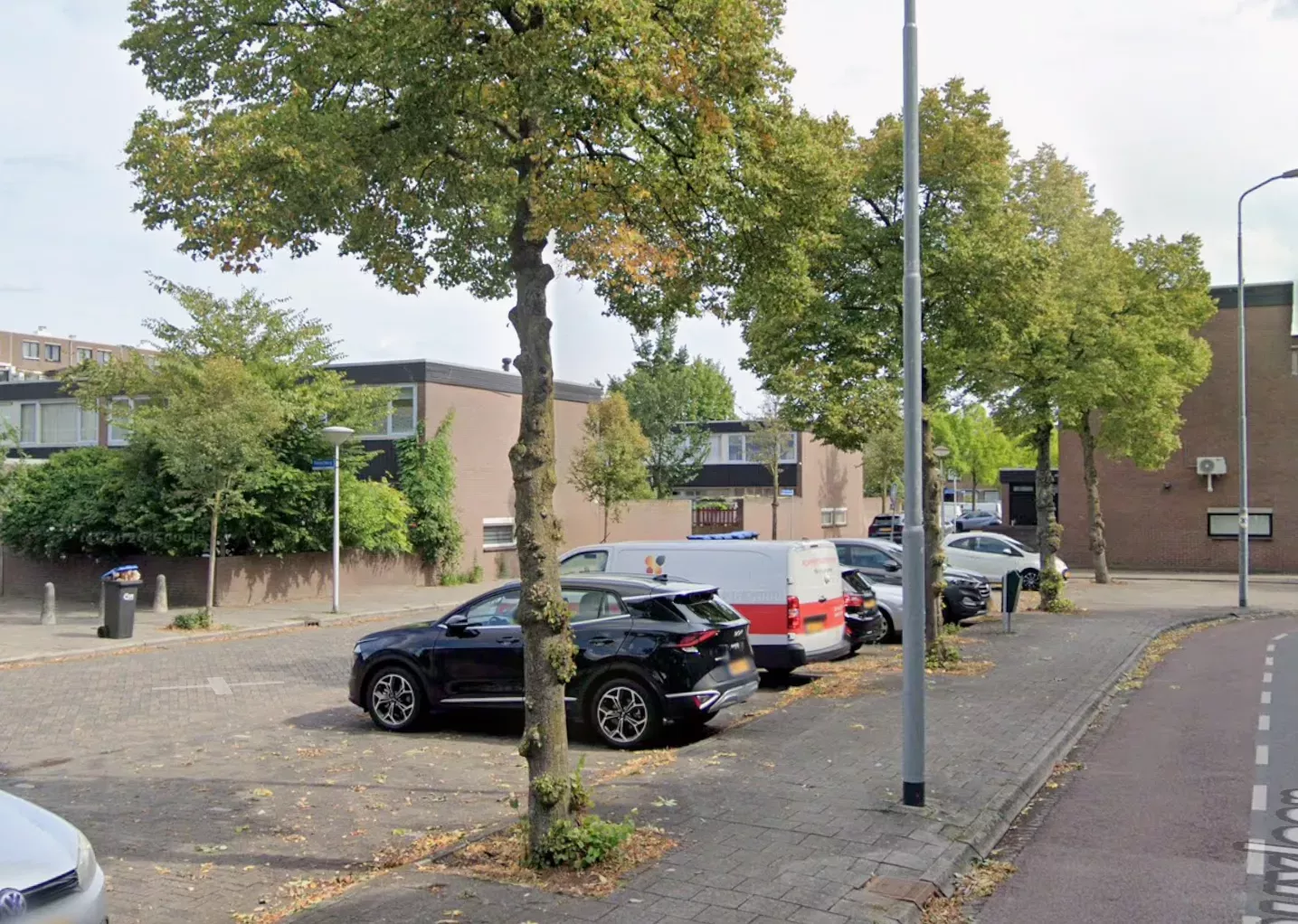 De Remichweg in Eindhoven na een gewelddadige aanval en steekpartij door een groep.