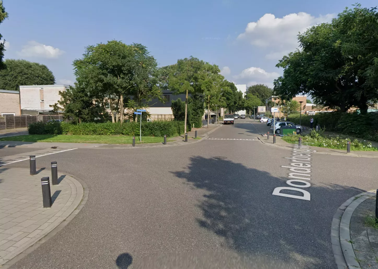 Plaats delict aan de Terbaansweg in Roermond, waar een 21-jarige man werd doodgeschoten en waarvoor zich inmiddels twee verdachten hebben gemeld.