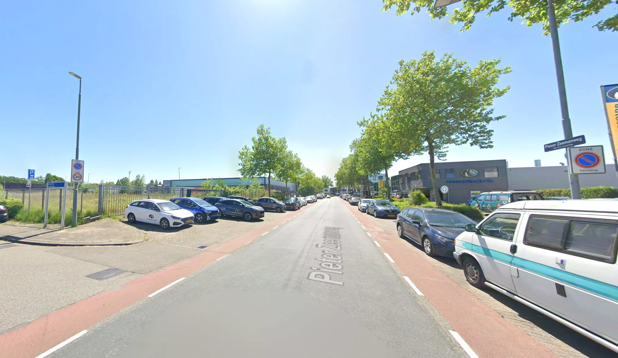 Pieter Zeemanweg op bedrijventerrein Dordtse Kil II in Dordrecht na een opzettelijke aanrijding en steekpartij.