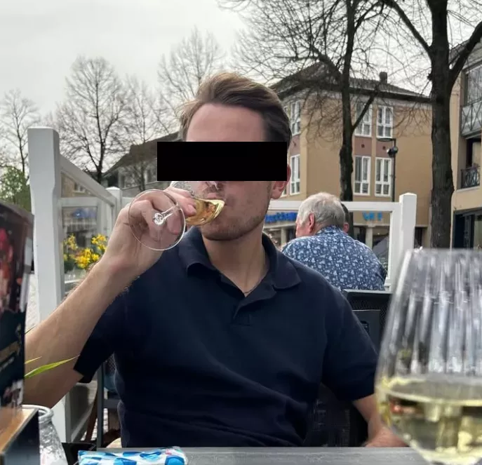 Een portretfoto van Jelle D. waarbij een zwart of wazig privacybalkje horizontaal over de ogen is geplaatst om herkenning te bemoeilijken.