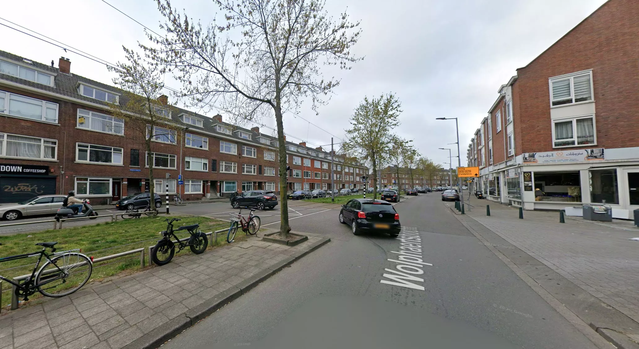 De kruising van de Wolphaertsbocht en de Clemensstraat in Rotterdam-Charlois na een vechtpartij.