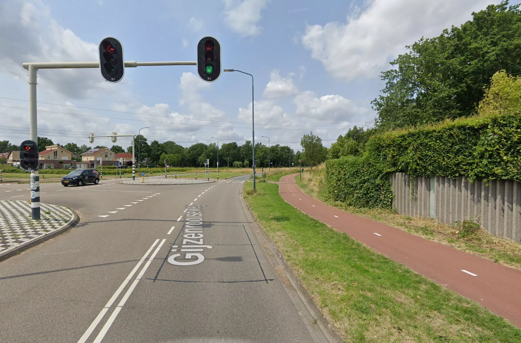 De Gijzenrooiseweg in Geldrop, het asfalt en de omgeving van de kruising waar het fatale verkeersongeval plaatsvond.