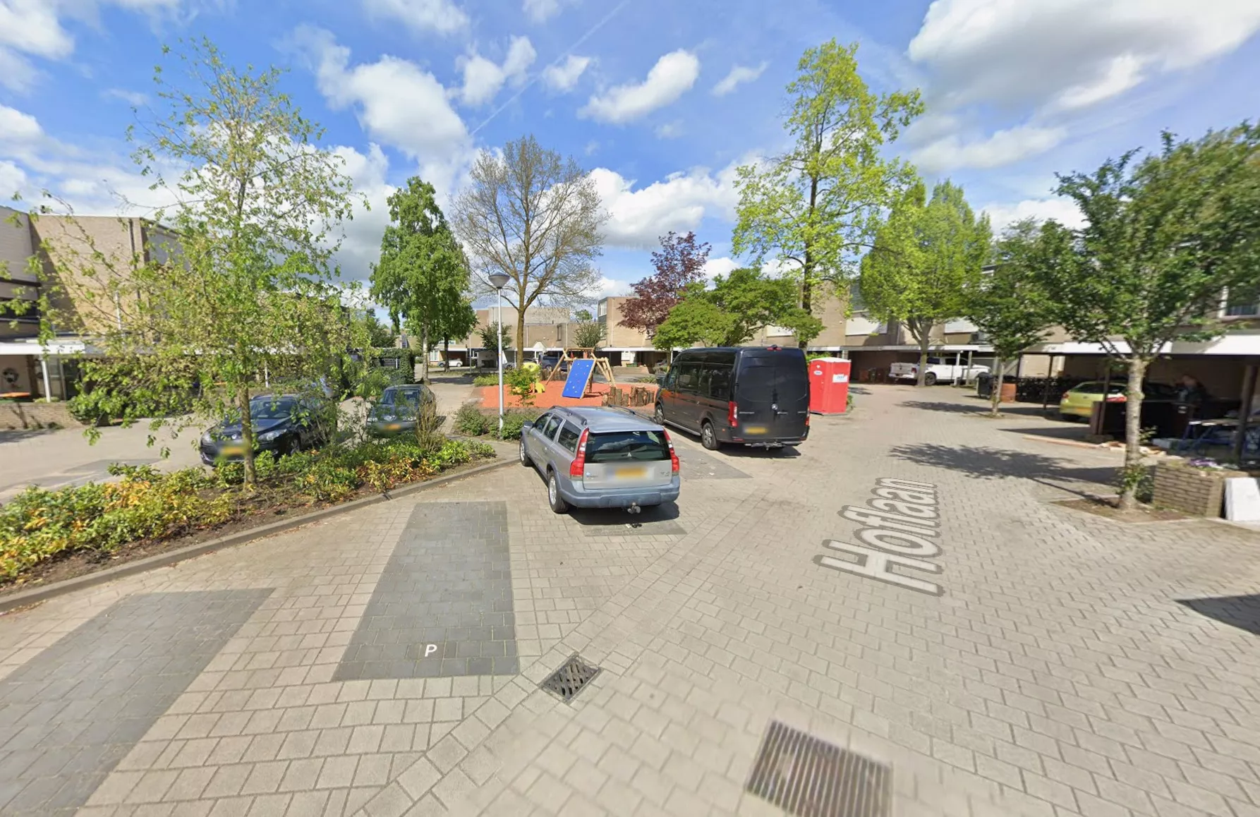 De Hoflaan in Ede, de straat waar een 87-jarige vrouw in haar woning slachtoffer werd van een brute verkrachting en mishandeling.